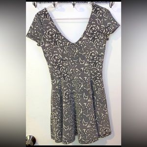 Forever 21 Grey & White Floral Design Dress size Small